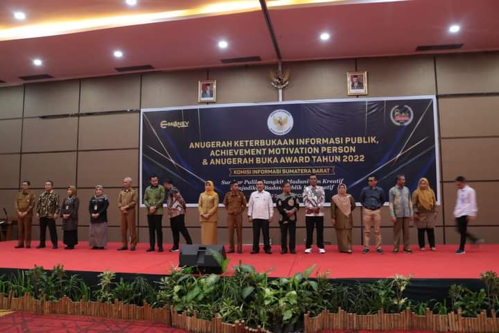 SMA Negeri 2 Lintau Buo Menerima Penghargaan Anugerah Keterbukaan Informasi Publik Tahun 2022