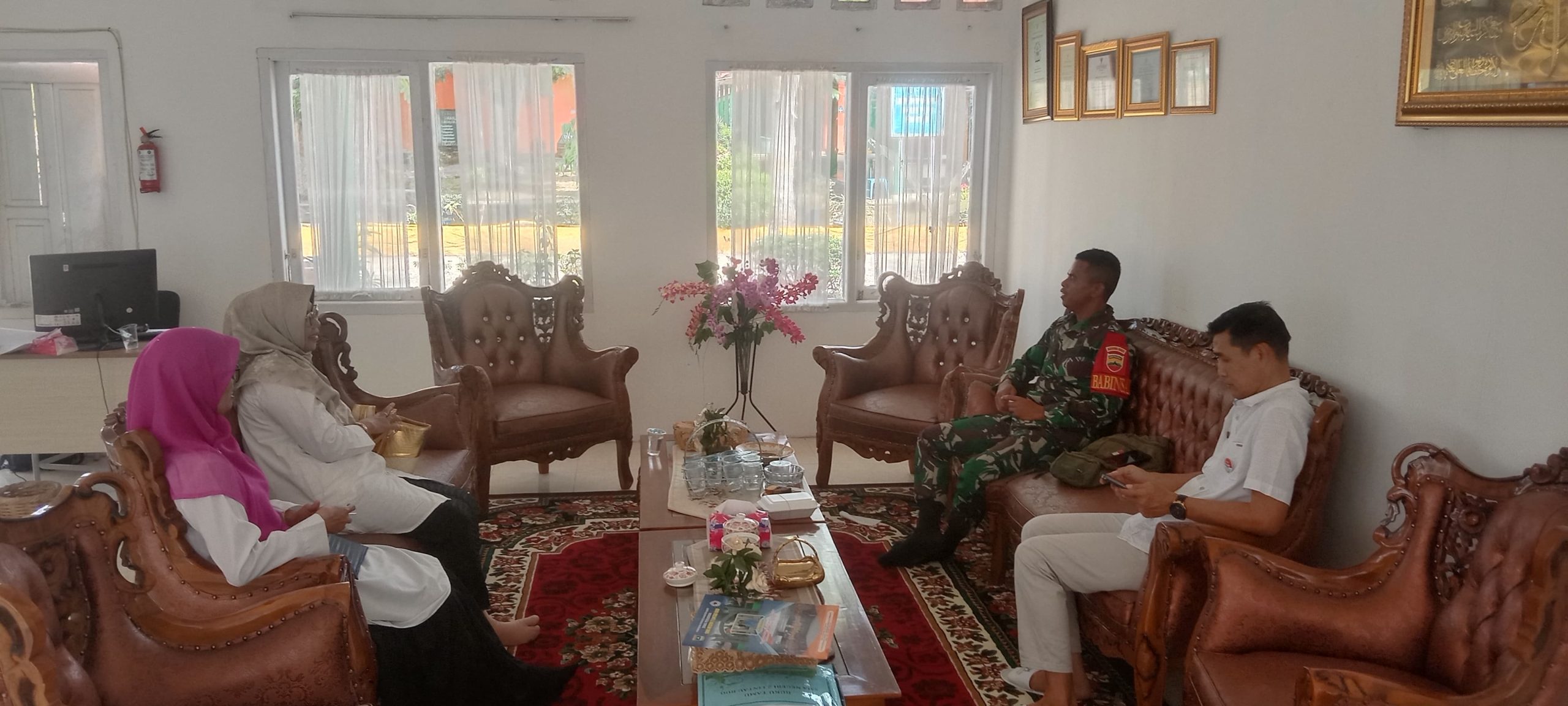 Kepala SMAN 2 Lintau Buo Terima Kunjungan Babinsa Koramil 04/LB dalam Kegiatan Komsos